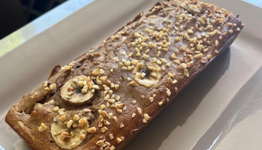 Cake allégé à la banane & purée d’amandes (172 kcal pour 100 g)
