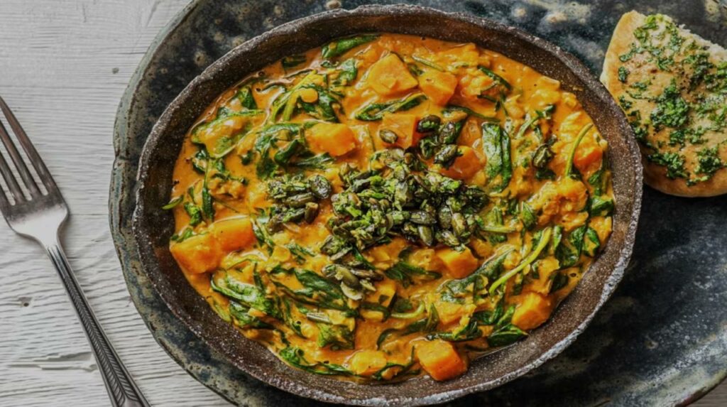 Curry doux de lentilles corail, patate douce et épinards