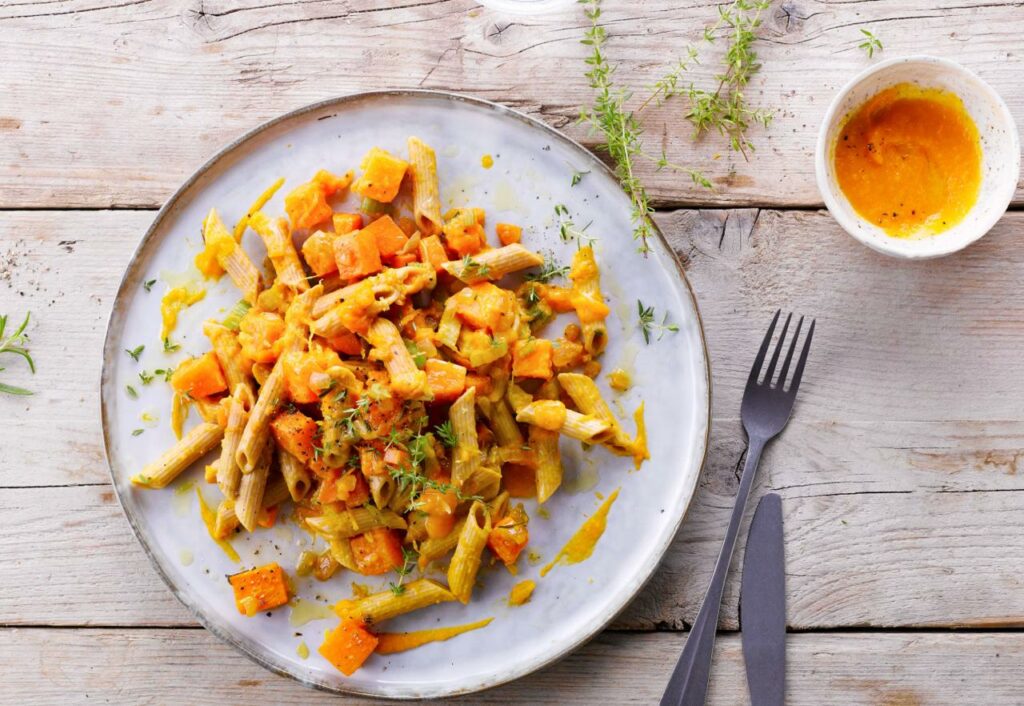 Pâtes crémeuses à la courge rôtie, ail & sauge